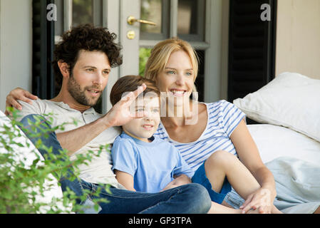 Famille avec un enfant de détente en plein air Banque D'Images