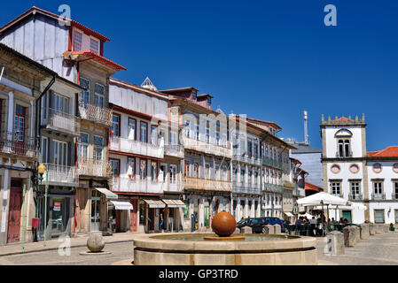 Portugal : le centre ville place avec fontaine et maisons de la cité médiévale dans le centre historique de Guimaraes Banque D'Images