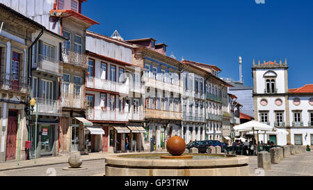 Portugal : le centre ville place avec fontaine et maisons de la cité médiévale dans le centre historique de Guimaraes Banque D'Images