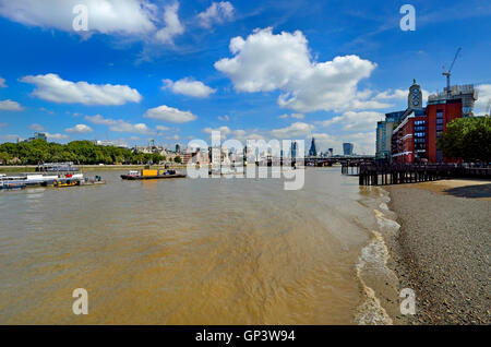 Londres, Angleterre, Royaume-Uni. Tamise à marée basse, vue vers la Cathédrale St Paul à partir de la rive sud Banque D'Images