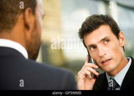 Businessman talking on cell phone Banque D'Images
