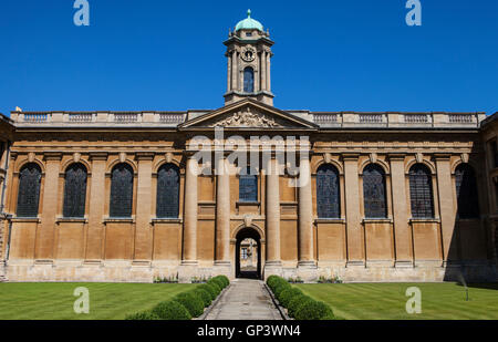 Une vue à l'intérieur les principaux quad du Queens College, Oxford. Banque D'Images