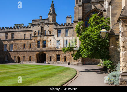 Une vue à l'intérieur d'une cour au New College à Oxford, Angleterre. Il est l'un des collèges de l'Université d'Oxford, Royaume-Uni. Banque D'Images