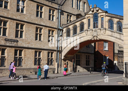 OXFORD, Royaume-Uni - 12 août 2016 : une vue sur le Pont des Soupirs (également connu sous le pont de Hertford) dans la ville d'Oxford, Royaume-Uni. Banque D'Images