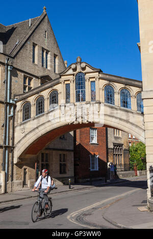 OXFORD, Royaume-Uni - 12 août 2016 : une vue sur le Pont des Soupirs (également connu sous le pont de Hertford) dans la ville d'Oxford, Royaume-Uni. Banque D'Images