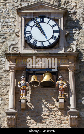 L'horloge et carillon trimestre les garçons de St Martins Tower, populairement connu comme la Tour Carfax à Oxford, Angleterre. Banque D'Images