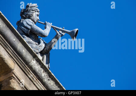 Une ancienne statue d'un musicien sur le dessus du Clarendon Building dans le centre-ville historique d'Oxford, en Angleterre. Banque D'Images