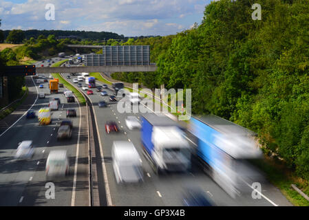 Un fort trafic sur l'a1/m d'autoroute près de Leeds yorkshire uk Banque D'Images