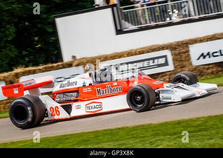 1977 McLaren-Cosworth M26 avec chauffeur Judith Lyons au Goodwood Festival of Speed 2016, Sussex, UK. James Hunt Ex voiture. Banque D'Images