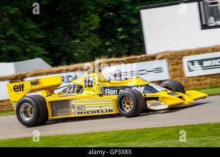 1977 Renault R01 F1 avec chauffeur René Arnoux au Goodwood Festival of Speed 2016, Sussex, UK Banque D'Images