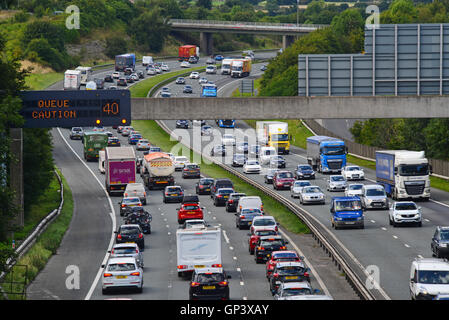 Des feux de détresse à l'avant de la file d'embouteillage sur l'autoroute A1/m près de Leeds yorkshire uk Banque D'Images