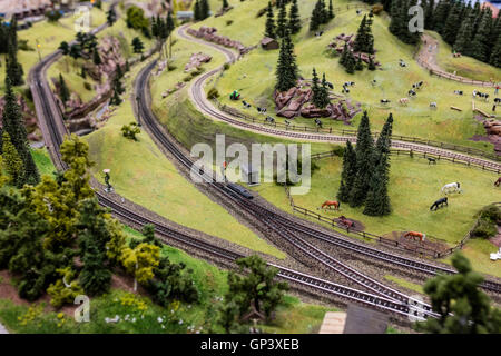 Une visite à l'intérieur du Miniatur Wunderland le plus grand chemin de fer modèle dans le monde Hambourg Allemagne Europe du Nord Banque D'Images