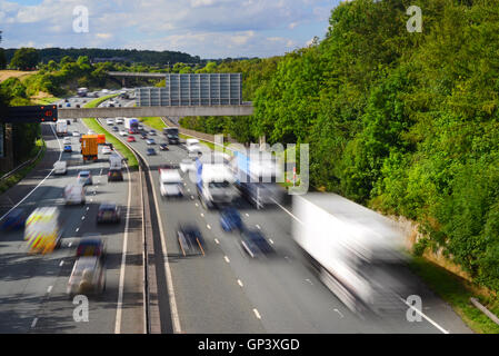 Un fort trafic sur l'a1/m d'autoroute près de Leeds yorkshire uk Banque D'Images