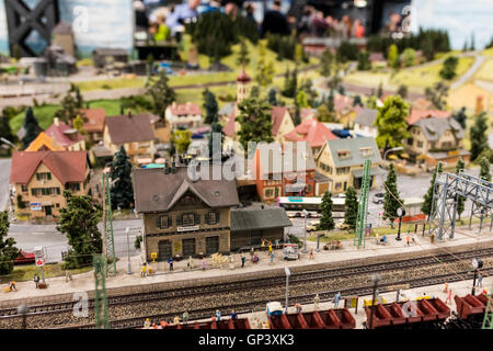 Une visite à l'intérieur du Miniatur Wunderland le plus grand chemin de fer modèle dans le monde Hambourg Allemagne Europe du Nord Banque D'Images