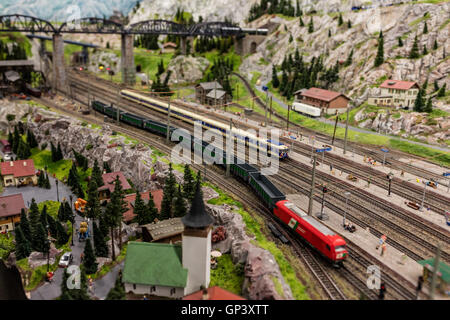 Une visite à l'intérieur du Miniatur Wunderland le plus grand chemin de fer modèle dans le monde Hambourg Allemagne Europe du Nord Banque D'Images