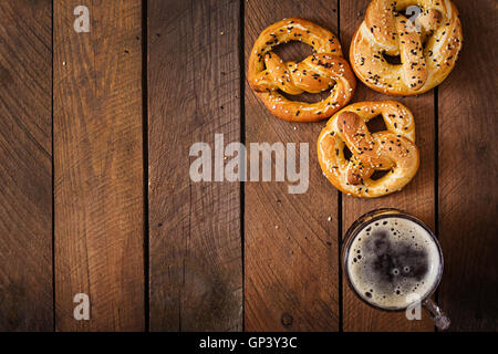 Bretzels salés Oktoberfest soft et bière à partir de l'Allemagne sur fond de bois. Vue d'en haut Banque D'Images