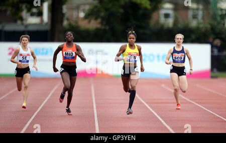 De l'action 300m filles que l'Angleterre du sud-ouest de l'Amber Anning remporte au cours de la journée d'athlétisme sur deux jeux de l'école en 2016, l'Université de Loughborough. ASSOCIATION DE PRESSE Photo. Photo date : vendredi 2 septembre 2016. Banque D'Images