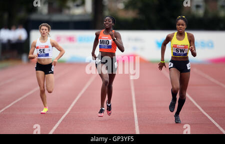 De l'action 300m filles que l'Angleterre du sud-ouest de l'Amber Anning remporte au cours de la journée d'athlétisme sur deux jeux de l'école en 2016, l'Université de Loughborough. ASSOCIATION DE PRESSE Photo. Photo date : vendredi 2 septembre 2016. Banque D'Images