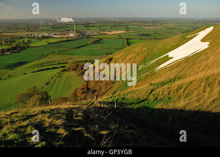 Soleil du soir sur Westbury White Horse, donnant sur la cimenterie. (Comme en 2006). Banque D'Images