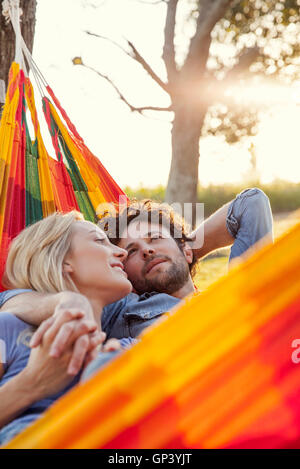 Couple relaxing together in hammock Banque D'Images