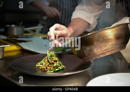 Benecol Chef plat de lentilles dans une assiette de Banque D'Images