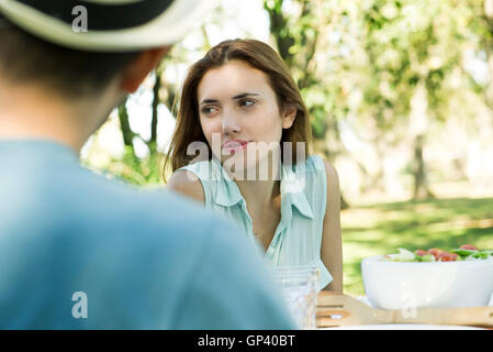 Femme à pique-nique dans le parc avec des amis Banque D'Images