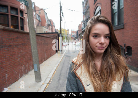 Teenage Girl standing in alley, portrait Banque D'Images