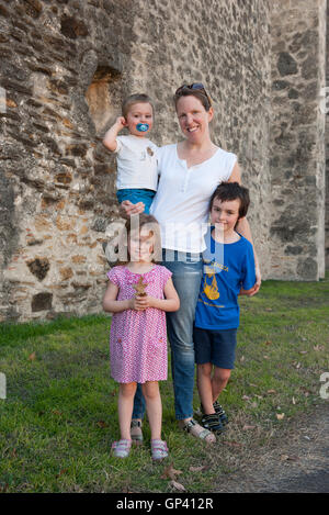 Mère et enfants ensemble outdoors, portrait Banque D'Images