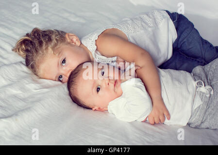 Petite fille de câlins avec bébé frère Banque D'Images