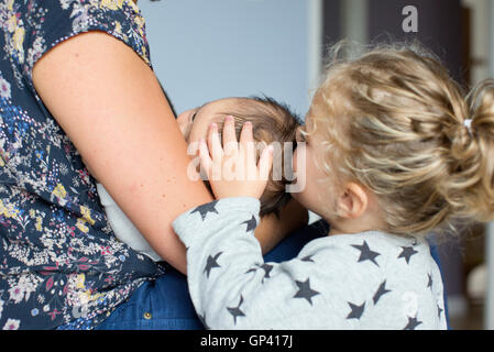 Mère avec bébé et petite fille Banque D'Images