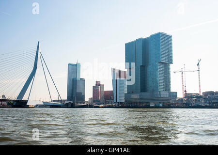 ROTTERDAM, Pays-bas- le 31 août 2016 : Erasmus avec l'horizon de la ville Rotterddam le 31 août 2016 à Rotterdam,e Banque D'Images