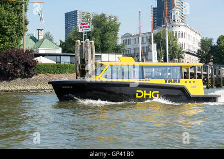 ROTTERDAM, Pays-bas-Août 31, 2016 : en bateau-taxi dans la ville de Rotterdam avec le pont Erasmus comme arrière-plan le 31 août 201 Banque D'Images