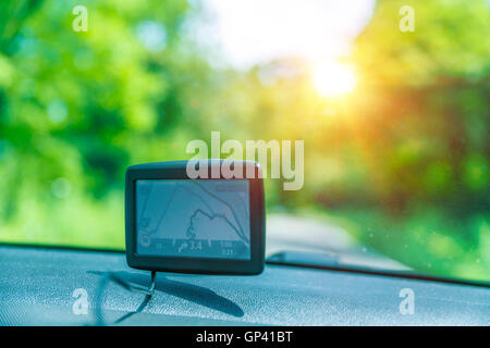 Navigateur GPS dans la voiture, bonne aide pour les voyageurs de trouver une route, la technologie moderne, des cartes électroniques Banque D'Images