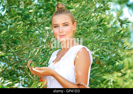 Portrait d'une belle fille douce bénéficiant d'olive garden, cueillette chasse d'automne, la culture des fruits biologiques, vie saine Banque D'Images