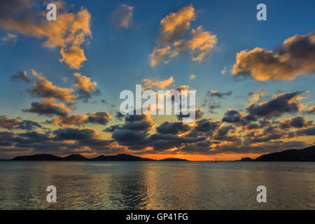 Partly Cloudy sunset mountain réflexions couleurs. Banque D'Images