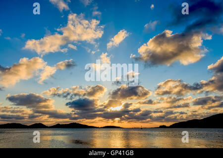 Partly Cloudy sunset mountain réflexions couleurs. Banque D'Images