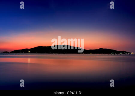 Partly Cloudy sunset mountain réflexions couleurs. Banque D'Images