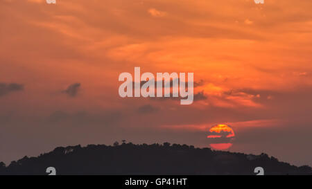 Partly Cloudy sunset mountain réflexions. Banque D'Images