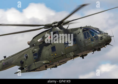 Royal Air Force (RAF) EHI EH-101 (AgustaWestland AW101) hélicoptère militaire Merlin Banque D'Images