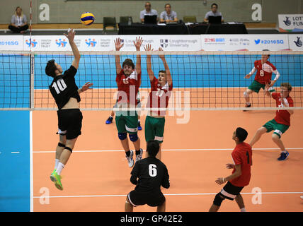 Action de la correspondance entre le Pays de Galles et l'Angleterre au Cadet Volley-ball sur la deuxième journée de l'école 2016 Jeux à Loughborough University, Loughborough Banque D'Images