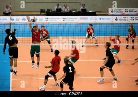 Action de la correspondance entre le Pays de Galles et l'Angleterre au Cadet Volley-ball sur la deuxième journée de l'école 2016 Jeux à Loughborough University, Loughborough Banque D'Images