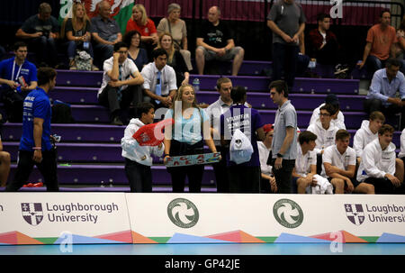 Regarder la foule l'action du match entre le Pays de Galle et l'Angleterre au Cadet Volley-ball sur la deuxième journée de l'école 2016 Jeux à Loughborough University, Loughborough Banque D'Images