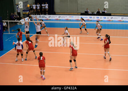 Action de la correspondance entre l'Angleterre et l'Angleterre Femmes Cadets Juniors Femmes au volley-ball sur la deuxième journée de l'école 2016 Jeux à Loughborough University, Loughborough Banque D'Images