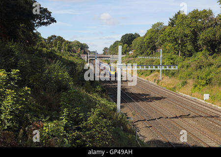Une voiture 5 180 en Sonning en direction de coupe de Londres sur la ligne principale jusqu'en vertu de l'équipement de lignes aériennes partiellement assemblée Banque D'Images