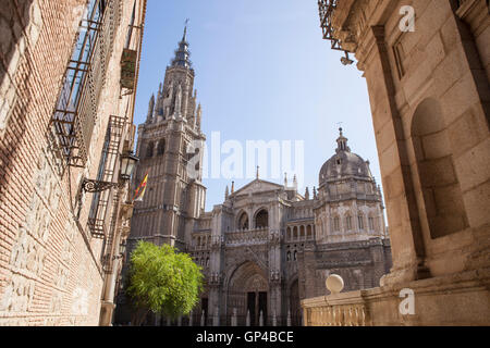 Cathédrale s'élève entre les rues étroites de la cité médiévale de Tolède, Espagne. Vue de côté Banque D'Images