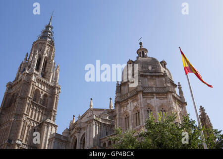 La cathédrale médiévale de ville de Tolède avec drapeau espagnol, Espagne. Vue de côté Banque D'Images