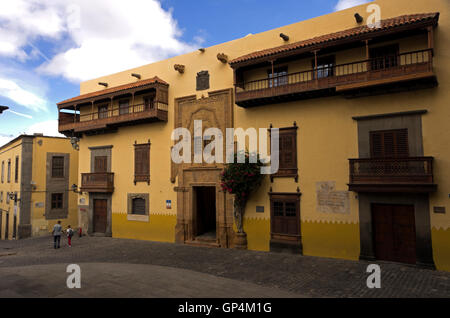 Casa de Colón, l'homme et garçon de l'école à pied à partir de la 15e siècle home, maintenant, musée de Christophe Colomb Banque D'Images