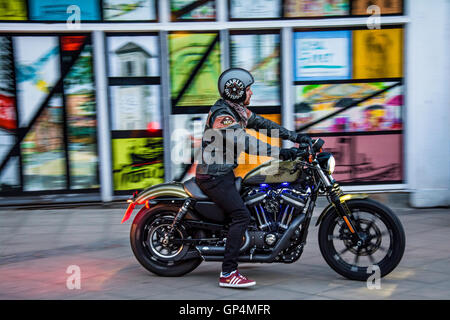 Harley Davidson rider - avec un fond coloré Banque D'Images