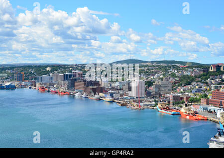 Vue panoramique avec bight blue sky de jour avec nuages gonflés sur le port et la ville de Saint John's, Terre-Neuve, Canada. Banque D'Images