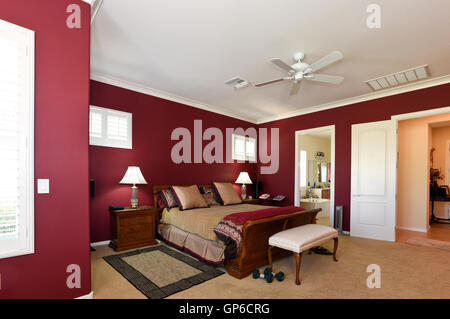 Chambre de maître intérieur résidentiel en rouge Banque D'Images
